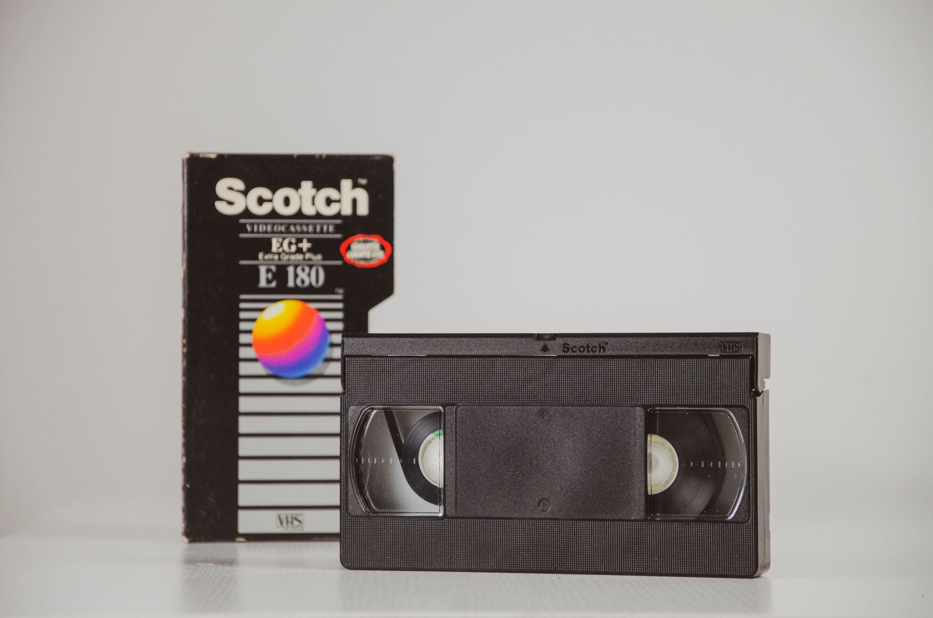 VHS videokazeta připravená k profesionální digitalizaci